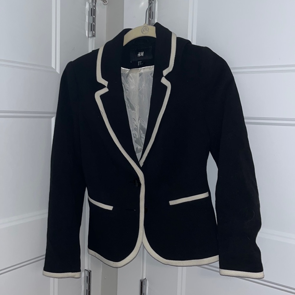 Black and white trim fitted suit jacket in size 4